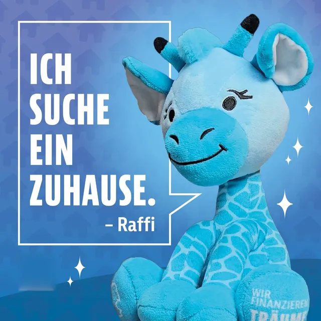 Das Raffi-Stofftier sitzt vor blauem Hintergrund, daneben die Sprechblase „Ich suche ein Zuhause“